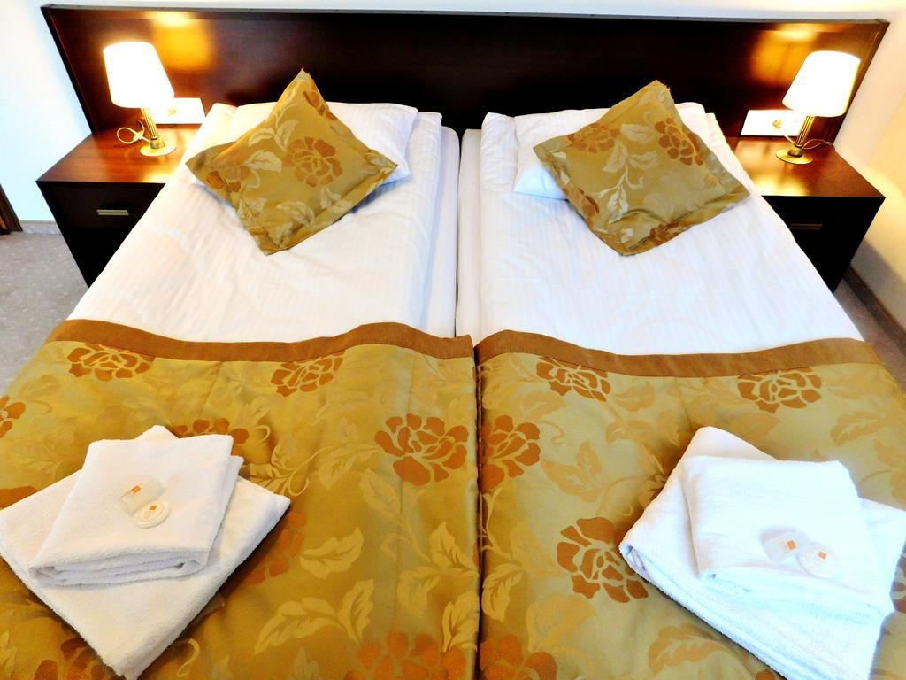 Hotel Swietoborzec Lobez Ngoại thất bức ảnh